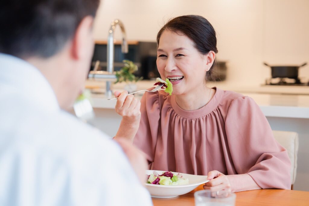 入れ歯を装着することで噛む機能が回復した女性
