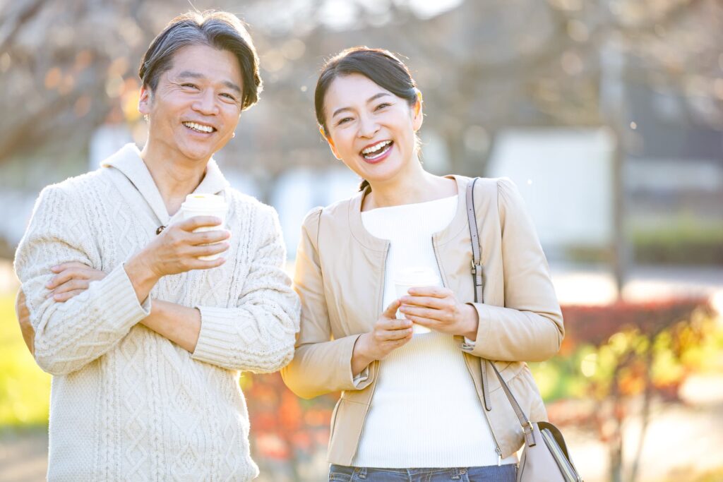 笑顔でお出かけを楽しむ夫婦