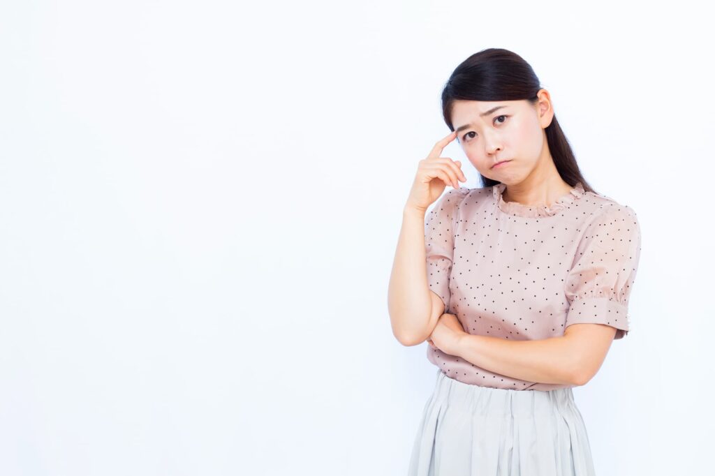 セラミック治療とはどんな治療か考える女性
