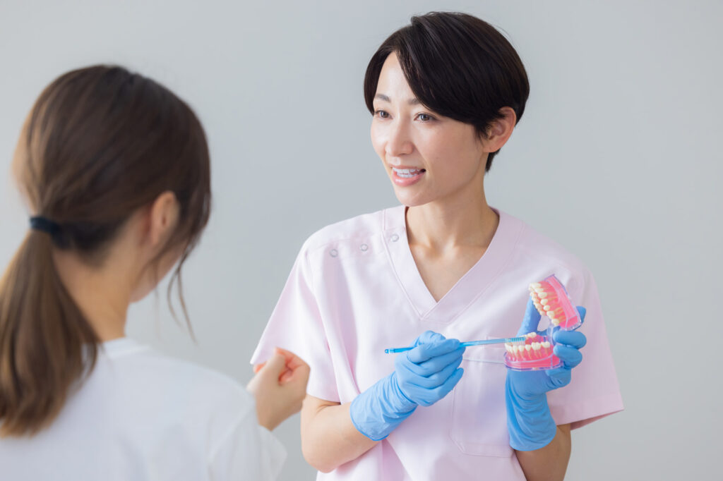 歯周病予防のためにブラッシング指導をする歯科衛生士