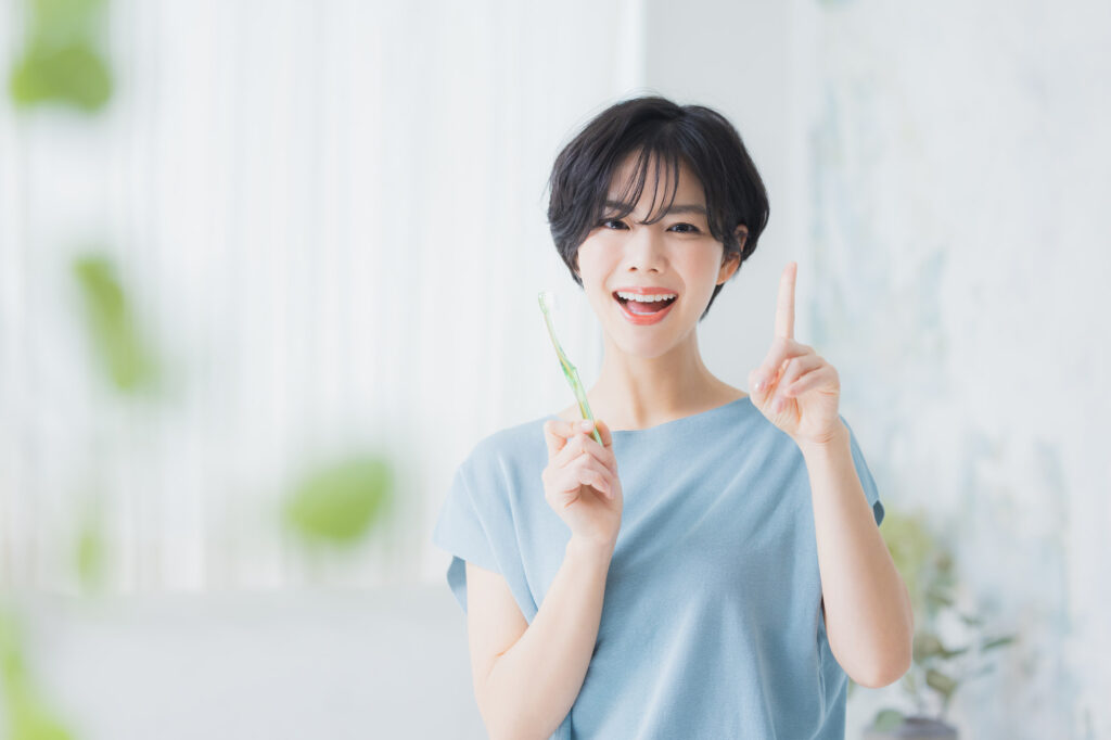 歯周病を予防するため歯磨きを徹底する女性