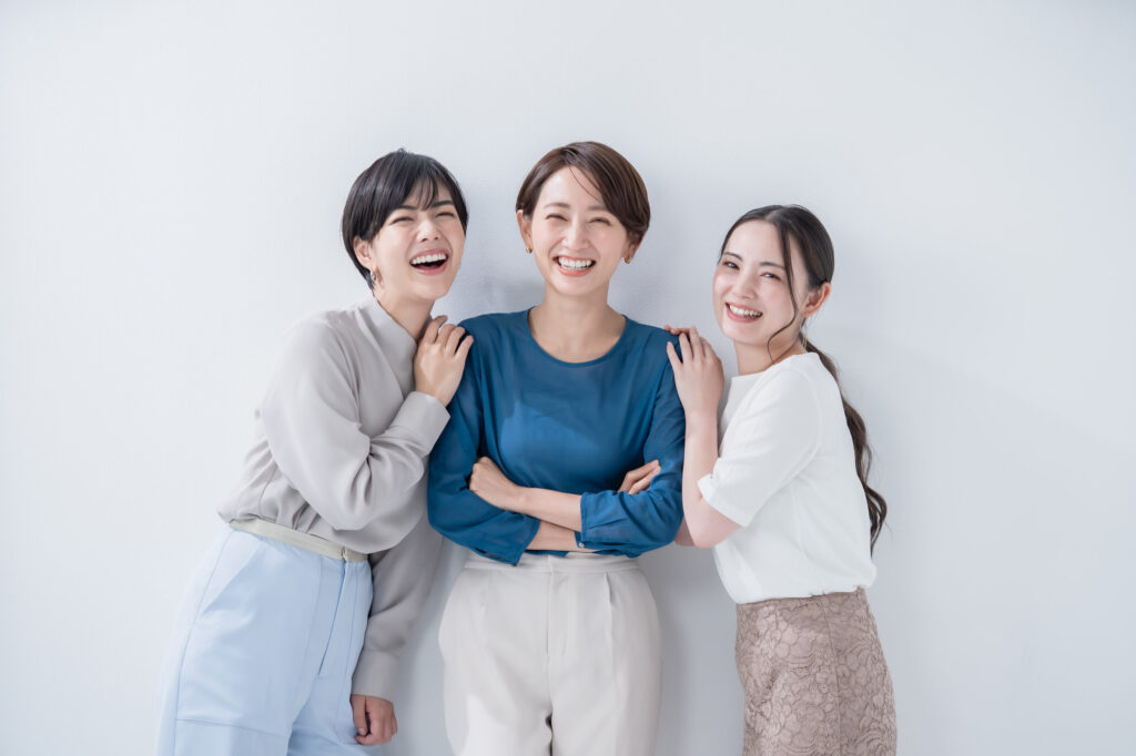 顎関節症を治療し笑顔で同僚と過ごす女性