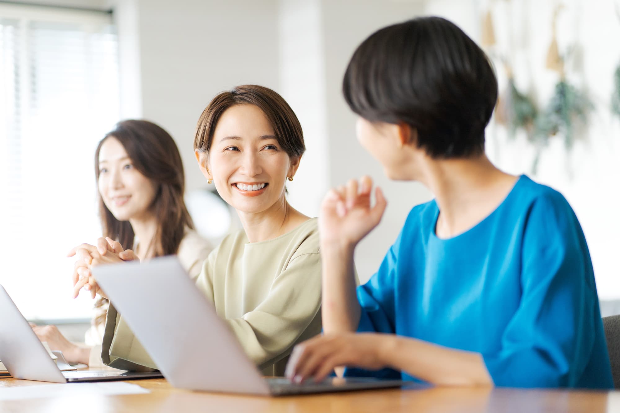 親知らずの虫歯を治療し笑顔で同僚と会話をする女性
