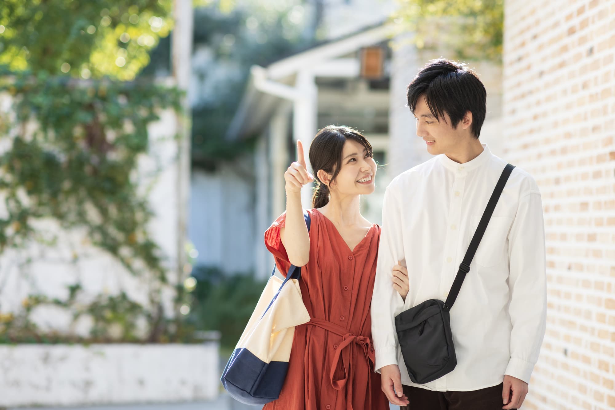 楽しそうにデートする若い男女