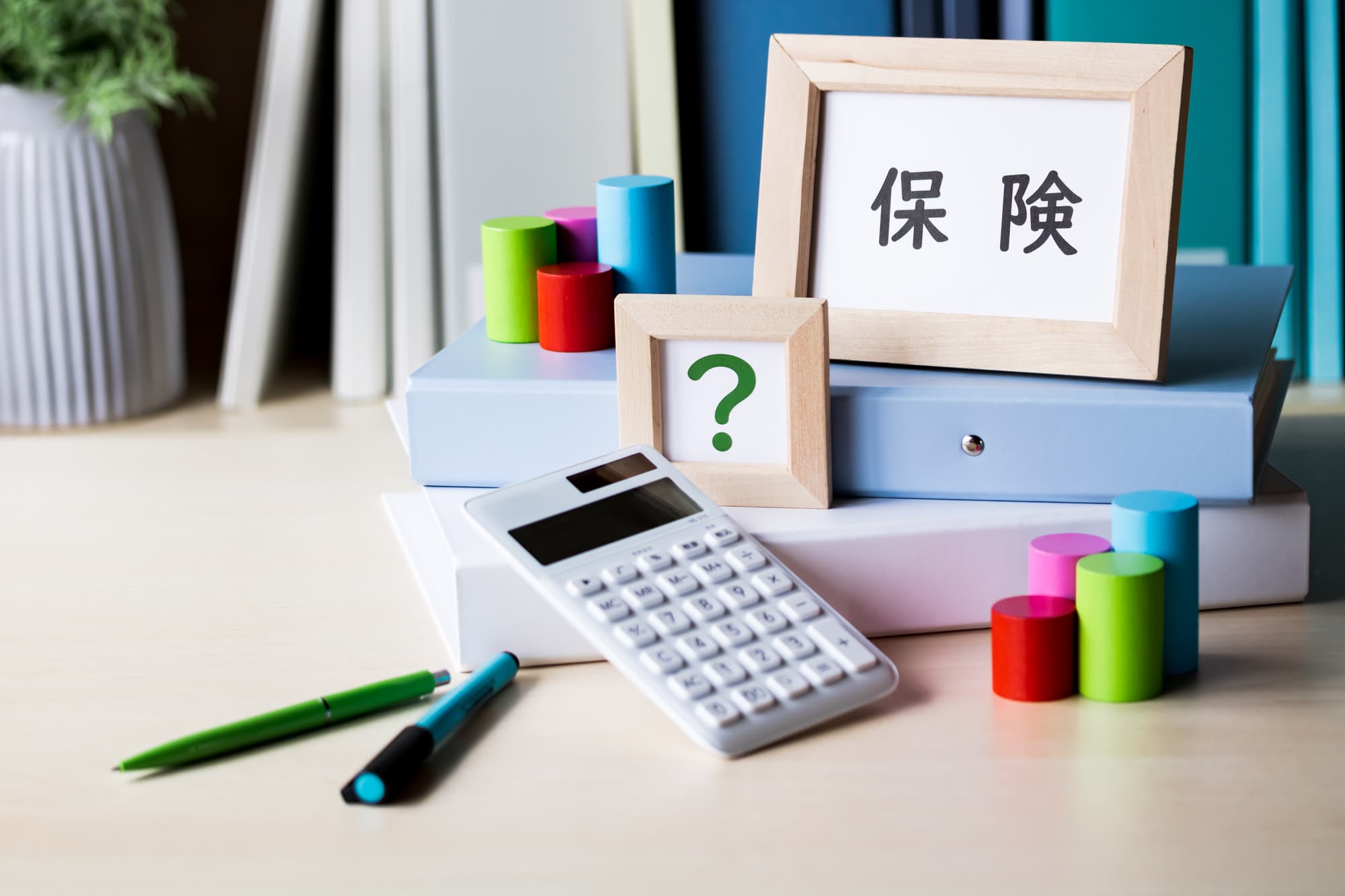 審美歯科での治療に保険は適用されるのか説明するイメージ