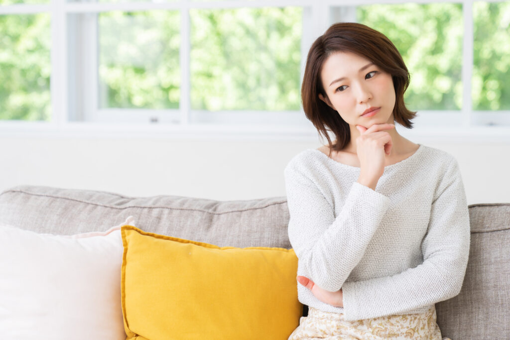 ホワイトニングの効果はどれくらいもつのかを考えている女性