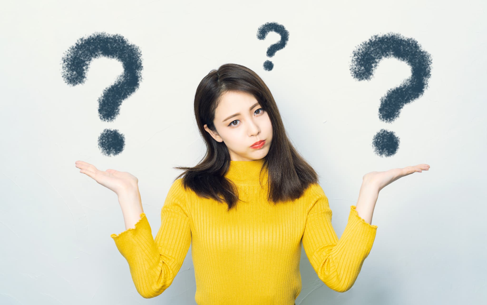歯のクリーニングの保険診療と自由診療の違いを考える女性