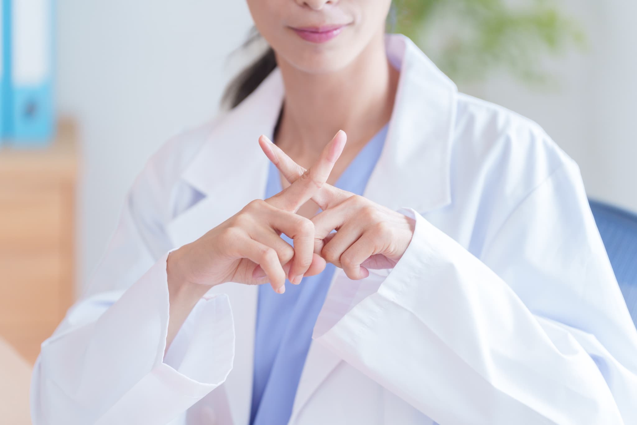 インプラント治療ができないと伝える歯科医師