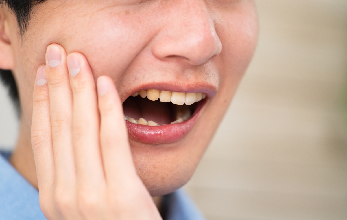親知らずが隣接歯に悪影響を及ぼし痛みを生じている